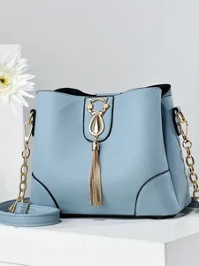 Élégant sac à bandoulière bleu clair pour femme avec pendentif chat et chaîne dorée chic.
