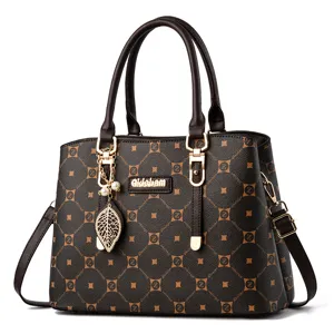Élégant sac à main pour femme avec un motif monogramme élégant et des finitions dorées.