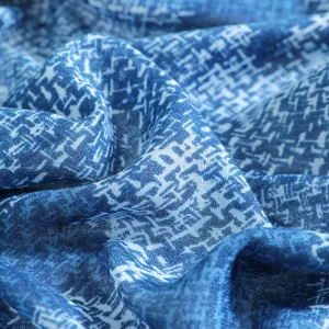 Gros plan détaillé de la texture du tissu à motif bleu et blanc souple, élégant et léger.