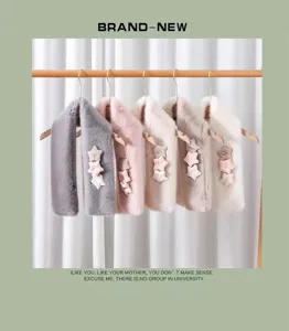 Detalle de bufanda de estrella de felpa con textura suave y opciones de color para invierno.