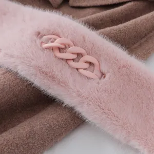 Scaldacollo invernale in peluche rosa con elegante design a catena, sciarpa morbida e calda.