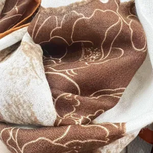 Foularde imprime camelia coton lin femme long chale marron blanc hiver accessoire mode