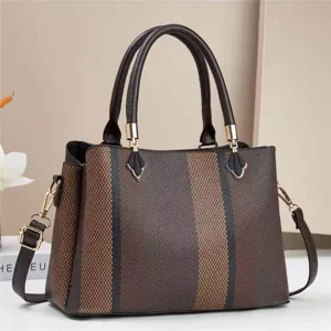 Sac à main bandoulière élégant pour femmes avec design color-block et texture.