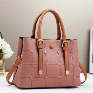 Elegante rosa karierte Handtasche mit braunen Griffen und Schultergurt für Damen.