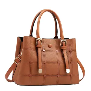 Braune Leder Handtasche mit Karomuster Henkel und Schulterriemen für Damen Alltag.
