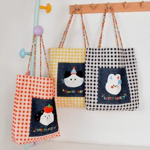 Borsa tote in tela con toppe di animali carini, design a quadri, perfetta per l'uso quotidiano.