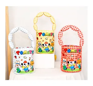 Détail du sac seau à motif d'animaux mignons, avec poignées à bulles uniques et carreaux.