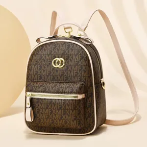 Stijlvolle dames mini rugzak met bruine monogram print, roze afwerking en gouden hardware details.