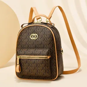 Bruine mini monogram rugzak detail, compacte casual dagrugzak met gouden hardware en ritssluiting.