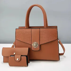 Dettaglio set borsa mano pelle PU marrone, trama coccodrillo patchwork chiusura metallo.