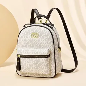 Stijlvolle dames mini rugzak met monogram patroon, hoogwaardige kunstlederen afwerking en chic design.