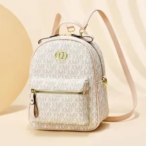 Gedetailleerd overzicht van de chique mini-rugzak met monogramprint en gouden accenten.
