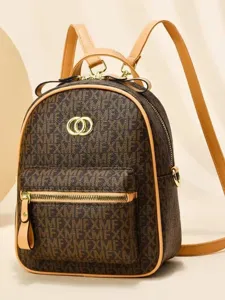Stijlvolle bruine damesrugzak met monogram en lederen details, compact en trendy voor reizen.