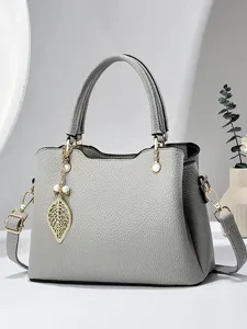 Elegante graue Handtasche aus Leder für Damen, vielseitige Umhängetasche mit edlem Blattanhänger.