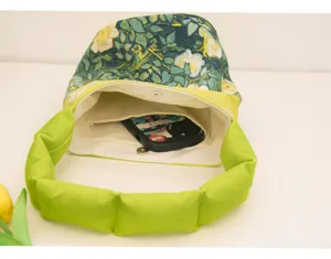 Borsa a secchiello in tela con stampa floreale, manico imbottito verde e tasca interna.