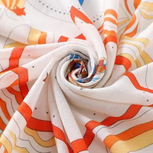 Detalle de primer plano del pañuelo cuadrado estampado con tela suave de lino de algodón y patrón.