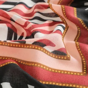 Elegantes geometrisches Kettenmuster Tuch, weiches Stoffdetail für modische Damen.