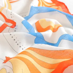 Primer plano detallado del pañuelo de mujer con textura suave y diseño colorido.