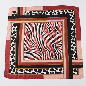 Modischer quadratischer Schal mit geometrischem Zebra- und Tierprint-Design für Damen.