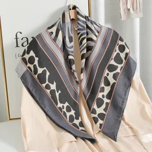 Schickes 90cm Quadratisches Tuch mit Leo- und geometrischem Print, ideal fuer Fruehling und Sommer.