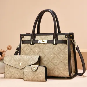 Élégant ensemble de sacs monogramme marron avec portefeuille et porte-carte assortis.