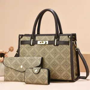 Sac a main cabas imprime monogramme classique ensemble trois pieces avec bandouliere.
