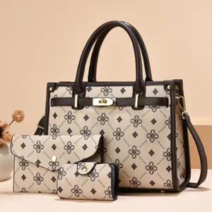 Ensemble sac à main imprimé monogramme, grand cabas élégant avec pochette et trousse.