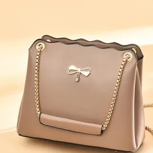 Sac à bandoulière élégant pour femme avec nœud raffiné et bandoulière en chaîne chic.