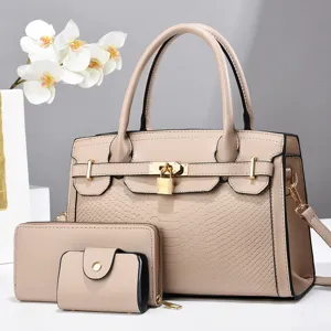 Detailaufnahme des eleganten, beigen Handtaschen-Sets mit feiner Textur und Goldbeschlag.