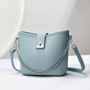 Vue rapprochée détaillée du sac seau en cuir bleu clair avec bandoulière chaîne.