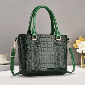 Groene lakleren damestas met krokodillenprint, stijlvolle schoudertas en handtas voor dames.