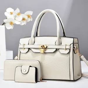 Weißes dreiteiliges Handtaschen-Set in Schlangenlederoptik mit goldenem Vorhängeschloss.