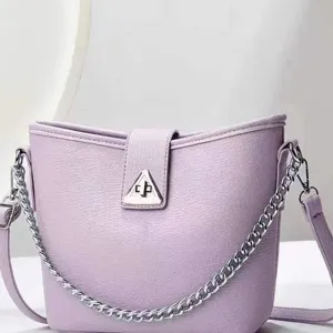 Sac seau pour femme violet clair élégant avec chaîne argentée et fermoir chic.