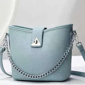 Sac seau minimaliste de grande capacité avec chaîne en métal et bandoulière couleur bleu