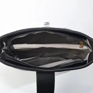 Sac seau noir minimaliste vue interieure grande capacite sac a main bandouliere femme