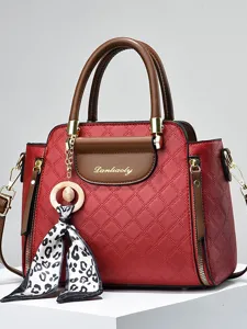 Elegante rote gesteppte Damentasche mit braunem Griff, stilvolle Umhängetasche für Alltag.