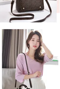 Vue détaillée de l'élégant sac à bandoulière monogrammé marron en cuir synthétique de qualité.