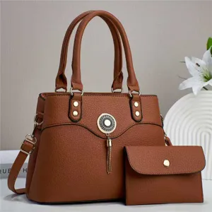 Braunes Leder Handtaschen Set für Damen, elegante Tasche mit passender Clutch und Quasten-Anhänger.