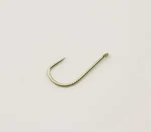 Primo piano dettagliato di un amo da pesca senza ardiglione con stelo lungo e texture dorata.