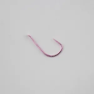 Primer plano de un anzuelo de pesca rosa sin muerte de acero al carbono para agua dulce.