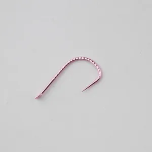 Detalle primer plano anzuelo de pesca sin rebaba rosa, punta de acero al carbono afilada.