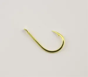 Détail de hameçon Chinu doré, pointe décalée et ardillon pour pêche en mer de gros poissons.