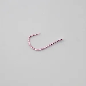 Detalle de anzuelo de pesca rosa sin rebaba en acero al carbono aleado para carpa.