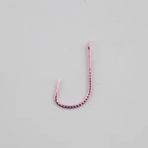 Primer plano detallado del anzuelo rosa sin rebaba, aleacion de acero al carbono.