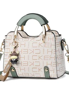 Elegante bolso blanco de monograma con asa verde y lindo colgante para uso diario.