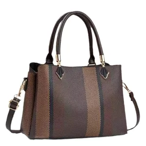 Sac à main pour femme patchwork élégant et coloré, sac bandoulière tendance pour usage quotidien.