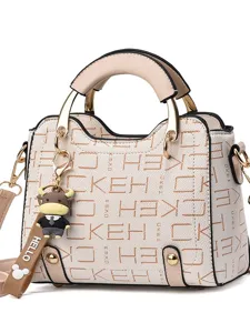 Bolso de mano elegante para mujer blanco crema con asa superior y abalorio de toro.