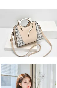 Elegante bolso de mujer con paneles de cuadros y asa metálica única para el uso diario.