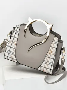 Elegante bolso de mano gris para mujer con paneles de cuadros y asa de metal de gato.