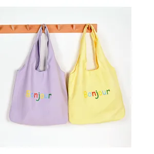 Vue détaillée du sac cabas en toile décontracté aux couleurs pastel pour un usage quotidien.